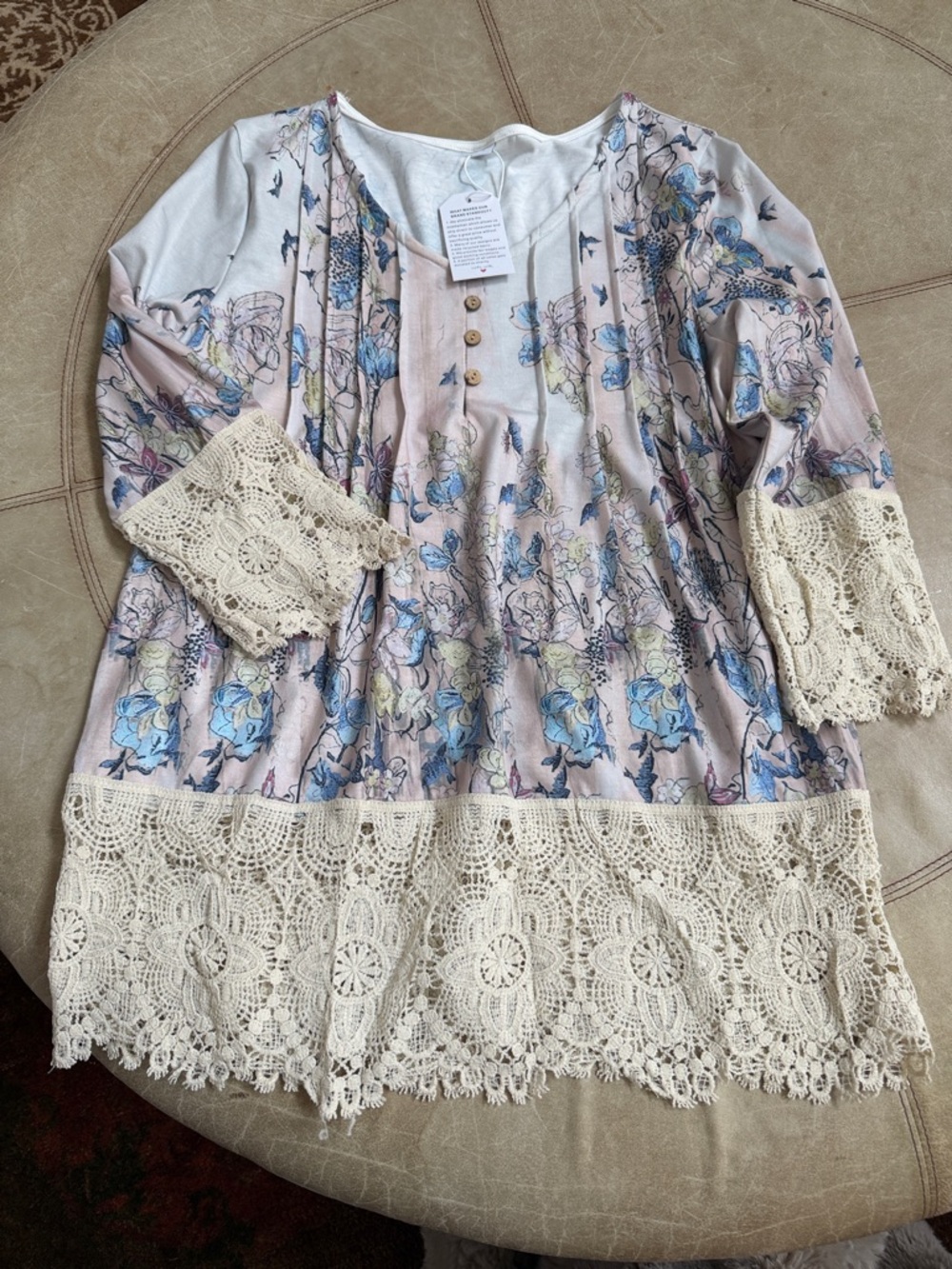 Boho tunic with floral pattern, lace sleeve and hem detail, NWT, size large